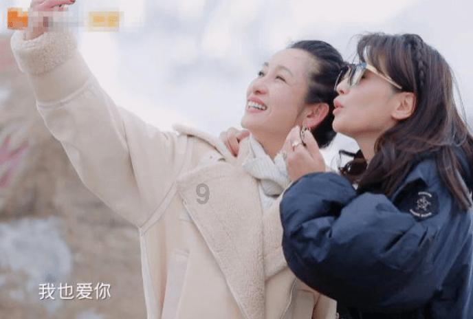 笑发财了！台湾“小当归”滑雪翻车，内蒙古大爷挺身而出来“救场”！